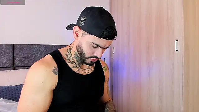 thiago ferrari  online show from February 24, 9:15 pm