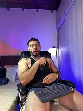 thiago ferrari  online show from March 24, 11:27 pm