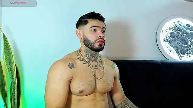 thiago ferrari  online show from February 15, 10:09 pm