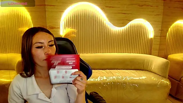 katalina r  online show from May 6, 8:02 pm