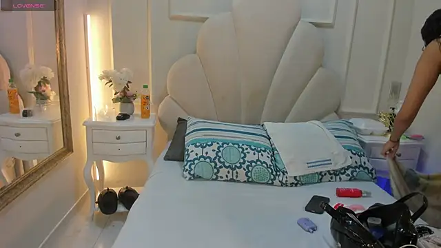 Snapshot of Miaaffox chatting on February 12, 8:08 pm Miaaffox online show from February 12, 8:08 pm