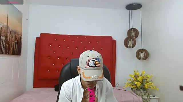 Snapshot of paullcb chatting on January 14, 4:05 am paullcb online show from January 14, 4:05 am