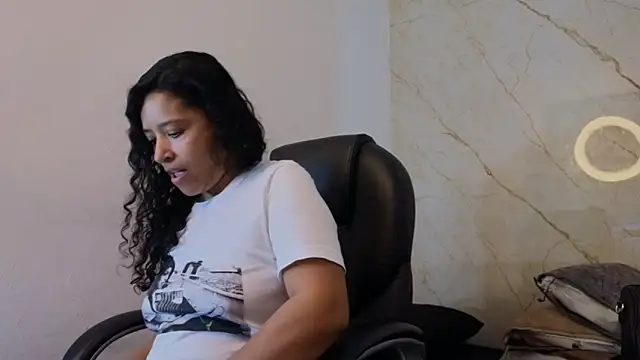 Snapshot of Laura_Miller1 chatting on February 6, 8:16 pm Laura Miller1 online show from February 6, 8:16 pm