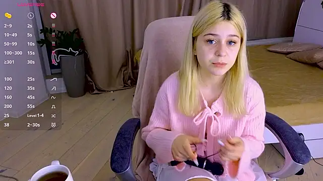 Snapshot of ApheliaStar chatting on February 5, 4:03 pm ApheliaStar online show from February 5, 4:03 pm