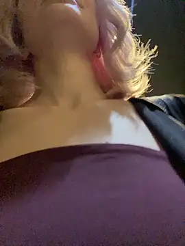 Snapshot of aka_Blonde chatting on February 15, 6:03 am aka Blonde online show from February 15, 6:03 am