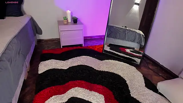 Lara reynolds  online show from April 10, 8:27 pm