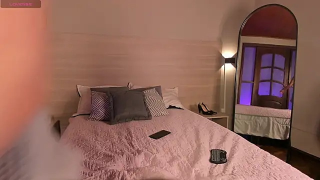 Lara reynolds  online show from April 17, 2:20 pm