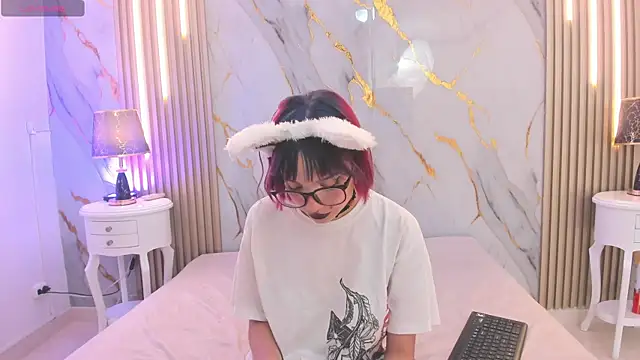 LaxiZoe online show from February 25, 8:30 pm