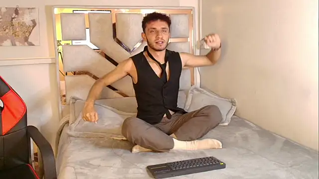 Curlystartt online show from January 15, 1:25 pm