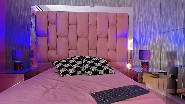 Snapshot of Giselle_Louise chatting on January 14, 4:05 am Giselle Louise online show from January 14, 4:05 am