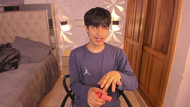 IamJuanJoc online show from April 13, 3:43 am