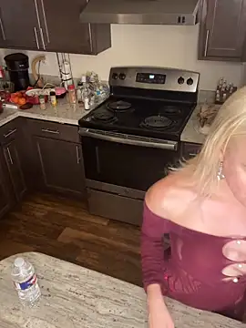 blondebunny999 999 online show from May 7, 1:32 am