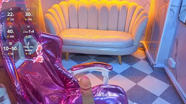 Clhoe b online show from June 13, 8:07 pm