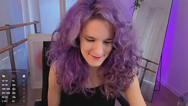 Snapshot of AuraLaunni chatting on June 5, 6:51 am AuraLaunni online show from June 5, 6:51 am