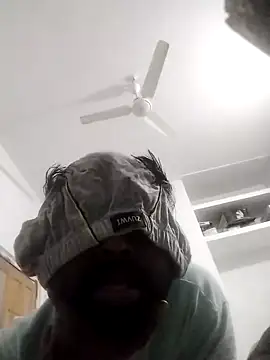 Snapshot of DesiPlayboy09 chatting on February 14, 12:33 am DesiPlayboy09 online show from February 14, 12:33 am