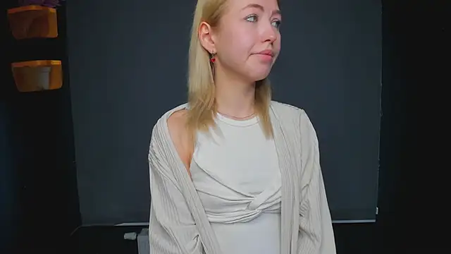 Snapshot of Moon_Silk chatting on January 15, 6:50 am Moon Silk online show from January 15, 6:50 am