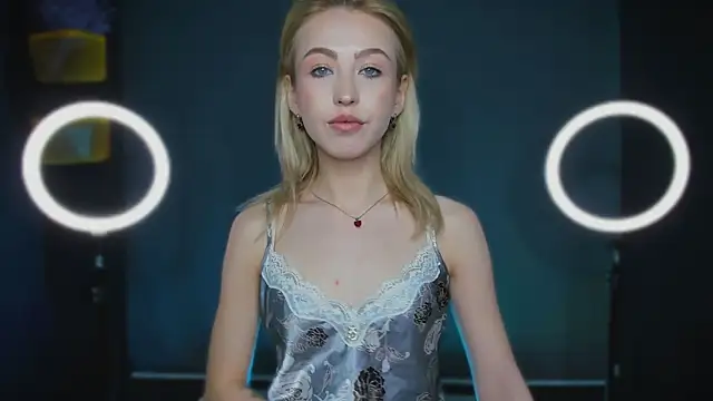 Snapshot of Moon_Silk chatting on January 13, 7:34 am Moon Silk online show from January 13, 7:34 am