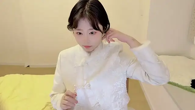 Onefiona online show from March 8, 12:30 pm