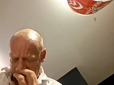 Snapshot of mikman100 chatting on February 22, 5:43 am mikman100 online show from February 22, 5:43 am