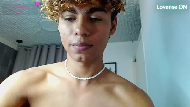 Snapshot of Anyelo_Twink chatting on July 4, 4:22 pm Anyelo Twink online show from July 4, 4:22 pm