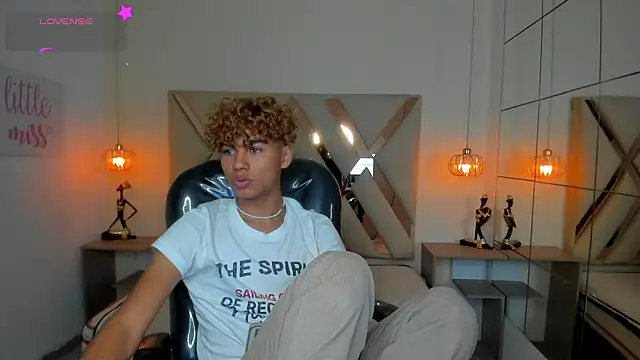 Snapshot of Anyelo_Twink chatting on July 10, 4:01 am Anyelo Twink online show from July 10, 4:01 am