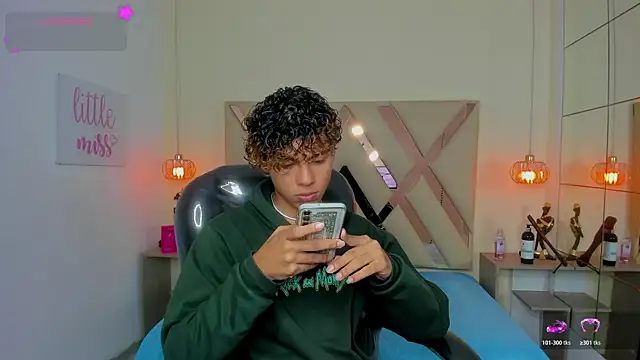 Snapshot of Anyelo_Twink chatting on June 24, 4:11 am Anyelo Twink online show from June 24, 4:11 am