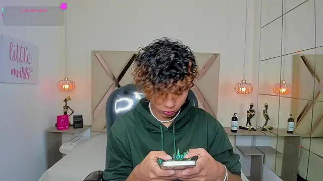 Snapshot of Anyelo_Twink chatting on June 20, 4:39 am Anyelo Twink online show from June 20, 4:39 am