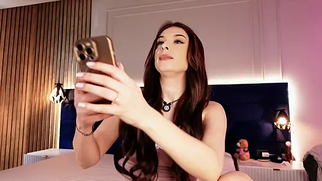 KylieeV online show from April 18, 9:11 am