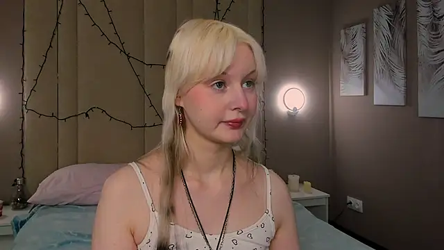 Snapshot of AdeleSilvy chatting on February 19, 1:57 am AdeleSilvy online show from February 19, 1:57 am