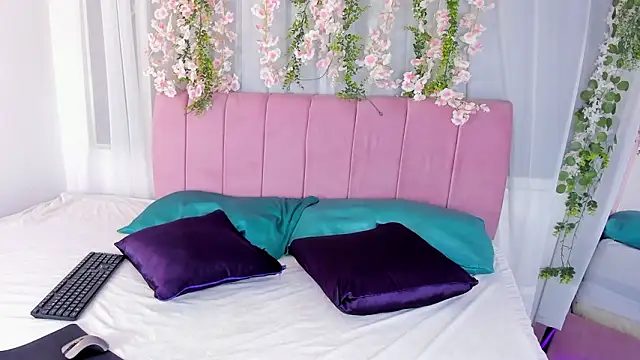 Snapshot of nicky_bonny18 chatting on February 12, 12:05 pm nicky bonny18 online show from February 12, 12:05 pm