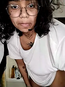 Snapshot of therealsun8 chatting on February 3, 7:02 am therealsun8 online show from February 3, 7:02 am