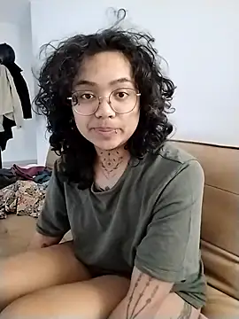 Snapshot of therealsun8 chatting on February 15, 8:13 am therealsun8 online show from February 15, 8:13 am