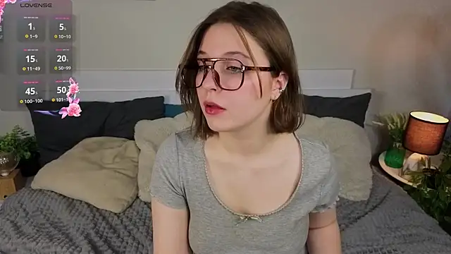 Snapshot of Next2Marie chatting on May 27, 6:32 am Next2Marie online show from May 27, 6:32 am