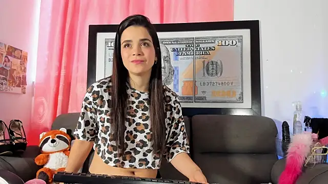 LucianaMoreau online show from April 8, 9:27 pm