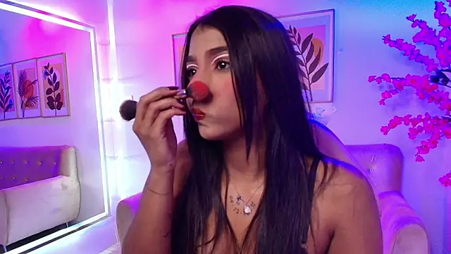 Snapshot of Divinee_Cloe chatting on February 14, 11:21 am Divinee Cloe online show from February 14, 11:21 am