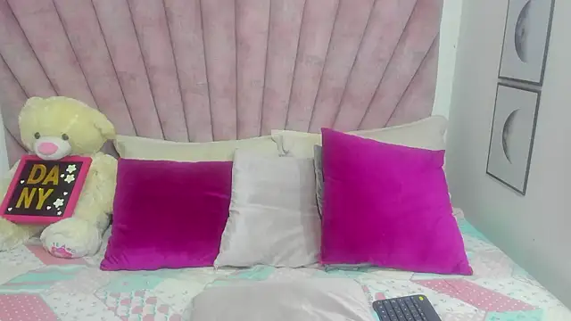 danibellucii  online show from March 12, 3:01 am