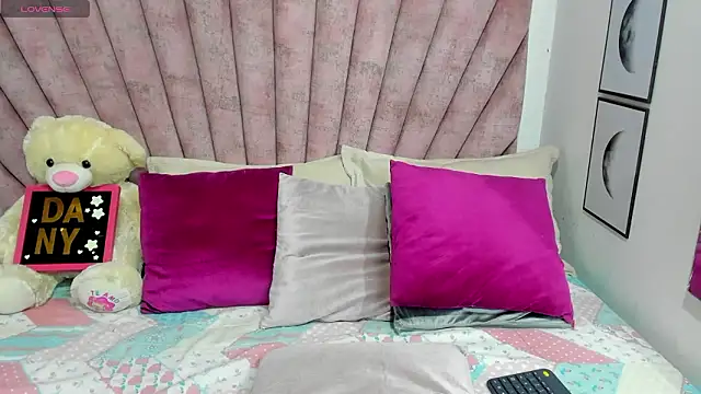 danibellucii  online show from March 7, 3:02 am