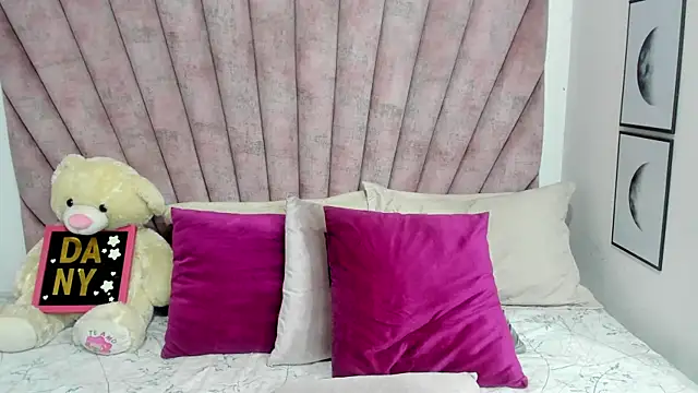 danibellucii  online show from April 12, 3:43 am