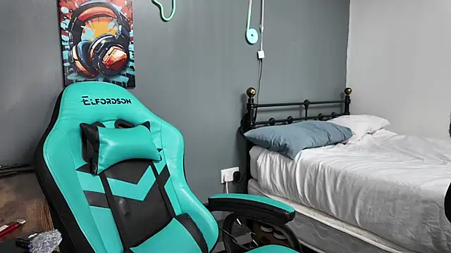 l-laross online show from May 11, 12:06 pm