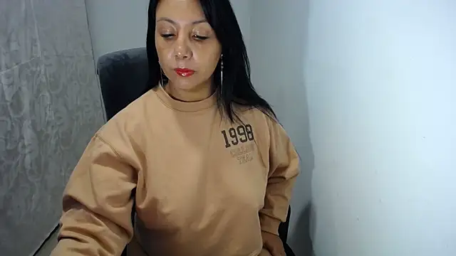 soyElena46 online show from April 1, 1:41 pm