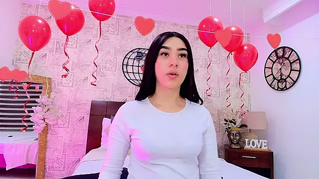 emily clarkk  online show from February 7, 7:11 pm