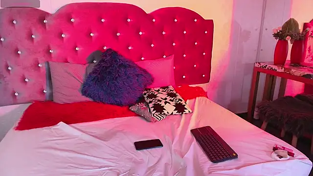 emily clarkk  online show from January 13, 7:40 pm