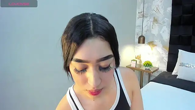 emily clarkk  online show from March 4, 7:54 pm