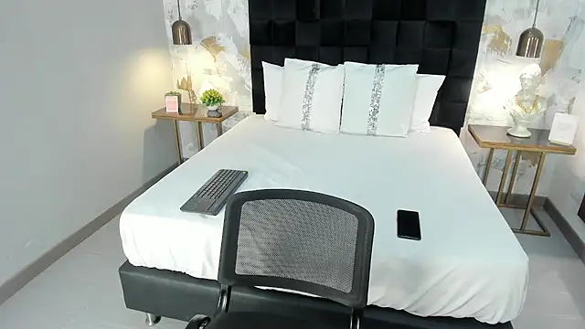 emily clarkk  online show from February 25, 8:08 pm