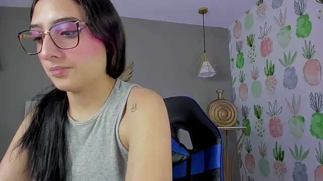 emma hiltonn  online show from March 19, 2:22 am