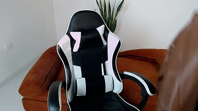 DarrenColleen online show from April 15, 2:54 pm