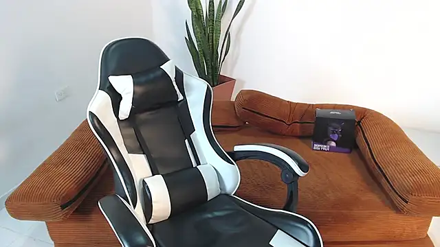 DarrenColleen online show from April 18, 10:54 pm