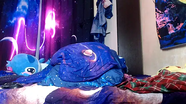 moon shy online show from December 19, 1:46 pm