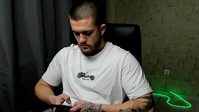 Snapshot of Well_boy chatting on January 13, 6:56 pm Well boy online show from January 13, 6:56 pm