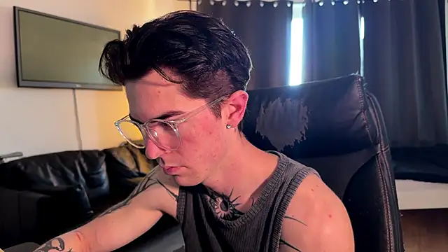 LiamFoster online show from April 22, 6:20 am